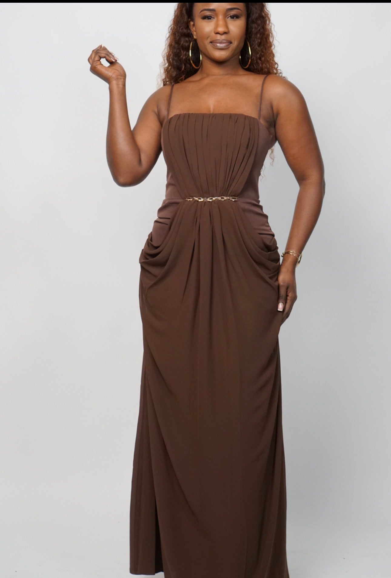 Robe longue élégante à effet drapé