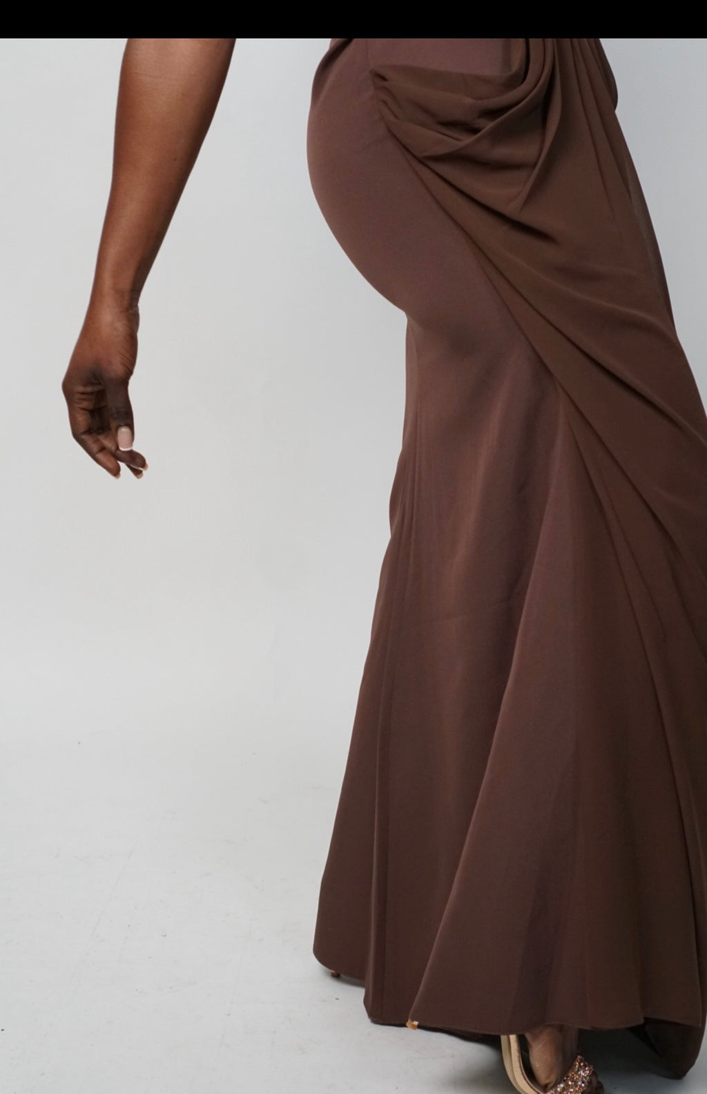 Robe longue élégante à effet drapé