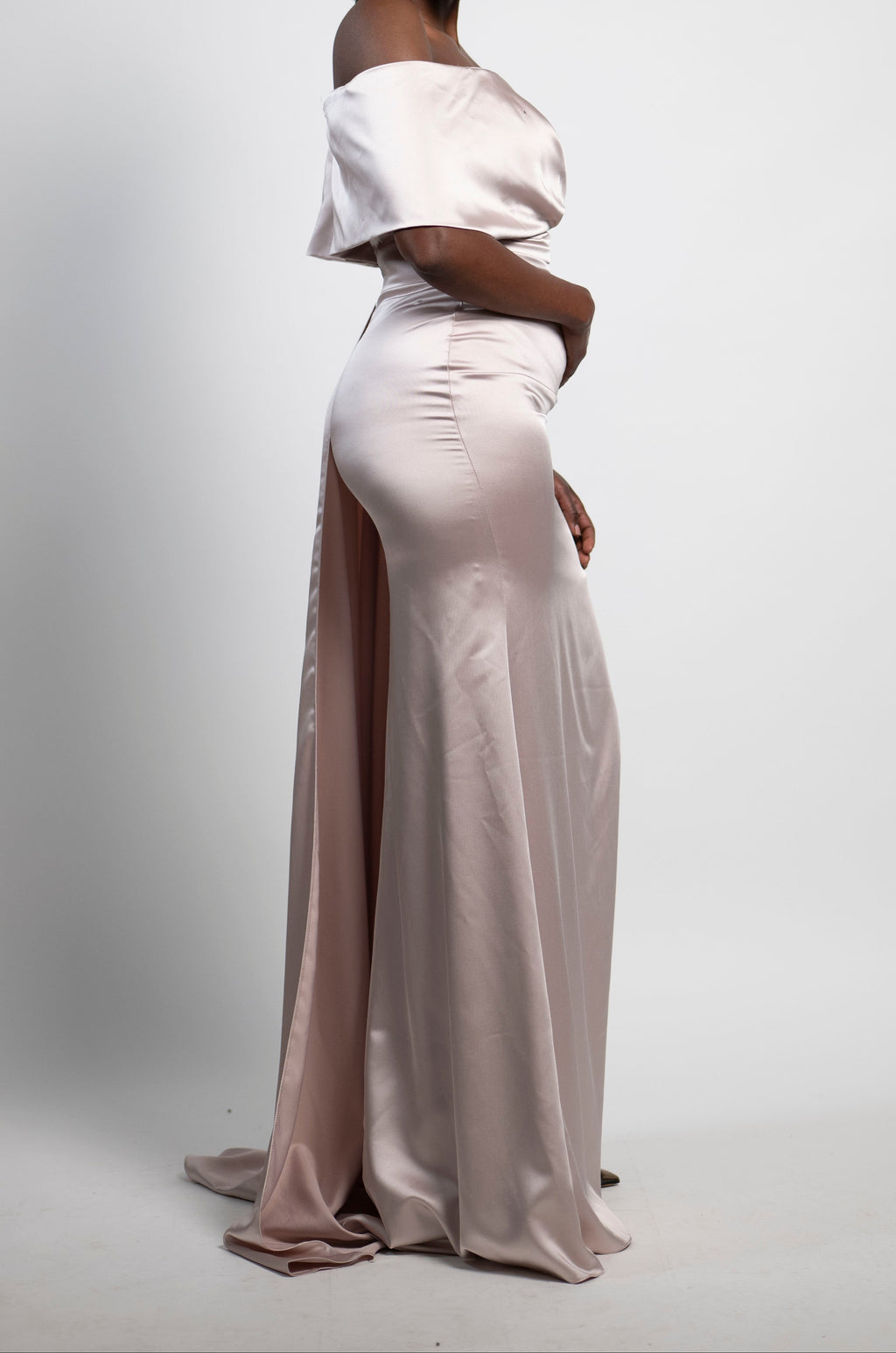 Robe de soirée satinée rose poudré