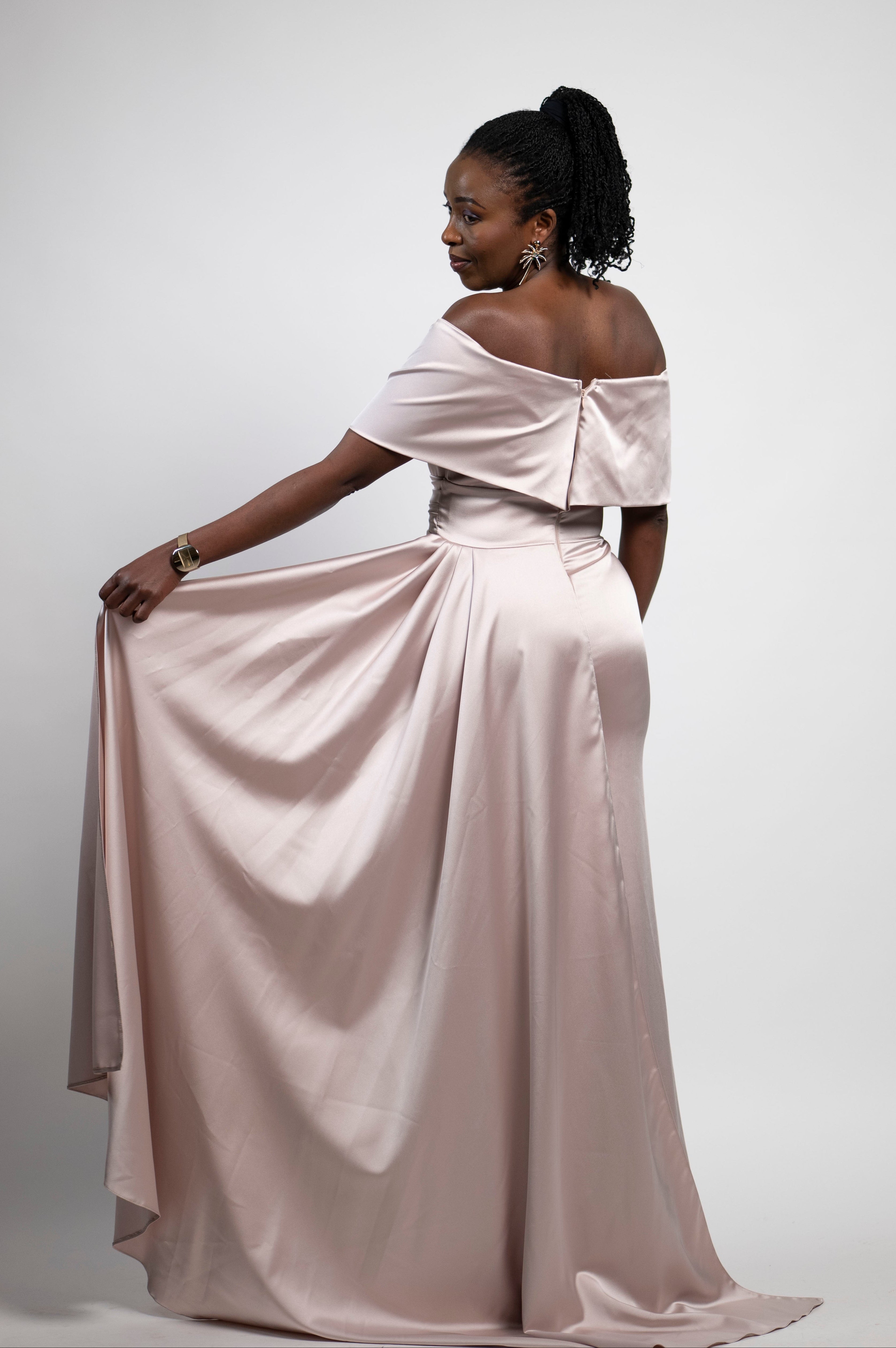 Robe de soirée satinée rose poudré